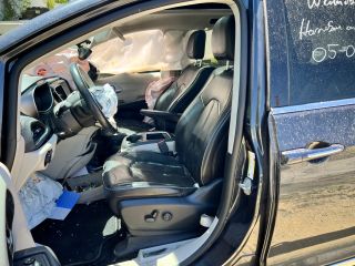 2019 Chrysler Pacifica Limited - Interior Front Seat Image